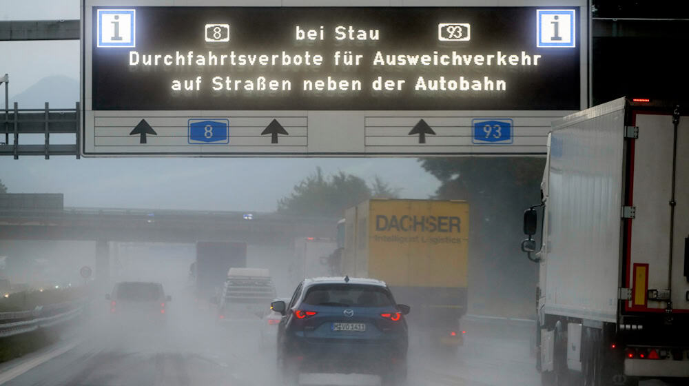 Seit August 2025 dürfen Fahrzeuge bei Stau an einigen Abfahrten der A8 und der A93 die Autobahn nicht mehr verlassen. (Archivbild) / Foto: Peter Kneffel/dpa