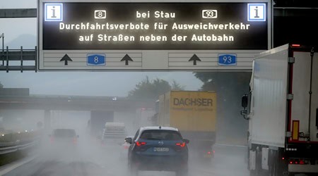 Seit August 2025 dürfen Fahrzeuge bei Stau an einigen Abfahrten der A8 und der A93 die Autobahn nicht mehr verlassen. (Archivbild) / Foto: Peter Kneffel/dpa