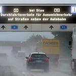 Seit August 2025 dürfen Fahrzeuge bei Stau an einigen Abfahrten der A8 und der A93 die Autobahn nicht mehr verlassen. (Archivbild) / Foto: Peter Kneffel/dpa
