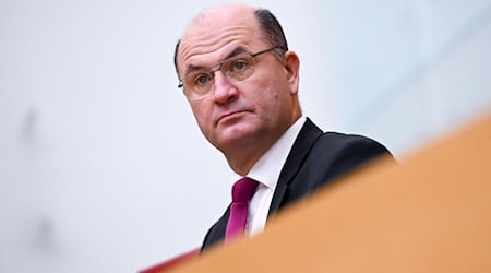 Bayerns Finanzminister Füracker kommentiert den Tarifabschluss der Länder. (Archivbild) / Foto: Sven Hoppe/dpa