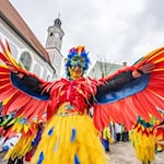 Fantasievolle Kostüme sind beim Chinesenfasching zu sehen.   / Foto: Armin Weigel/dpa