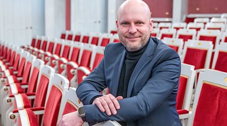 Bei der Gestaltung des Spielplans bescheinigte die Jury dem Regensburger Intendanten Sebastian Ritschel Mut und Innovationskraft. (Archivbild) / Foto: Armin Weigel/dpa