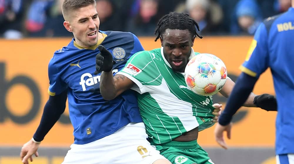 Zweikampf zwischen Marko Ivezic (l, Holstein Kiel) und Noel Futkeu (SpVgg Greuther Fürth). / Foto: Daniel Bockwoldt/dpa