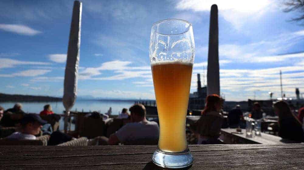 Die Umsätze der bayerischen Gastronomen sind im vergangenen Jahr nur aufgrund von Preiserhöhungen gestiegen (Archivbild).  / Foto: Karl-Josef Hildenbrand/dpa