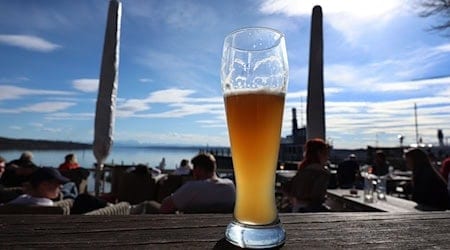 Die Umsätze der bayerischen Gastronomen sind im vergangenen Jahr nur aufgrund von Preiserhöhungen gestiegen (Archivbild).  / Foto: Karl-Josef Hildenbrand/dpa