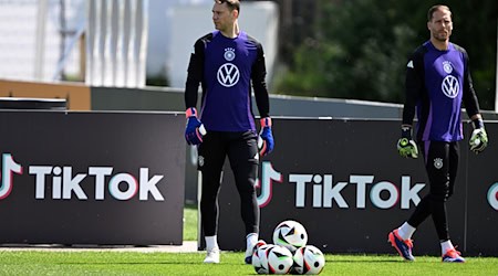 Das Duell der Torhüter Neuer und Baumann (r) ist in den Fokus gerückt. (Archivbild) / Foto: Federico Gambarini/dpa