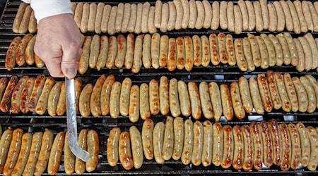 Die Herkunft der Rostbratwürste aus Nürnberg ist geschützt, doch nicht die Herstellung ähnlicher Bratwürste andernorts. (Symbolbild) / Foto: Daniel Karmann/dpa