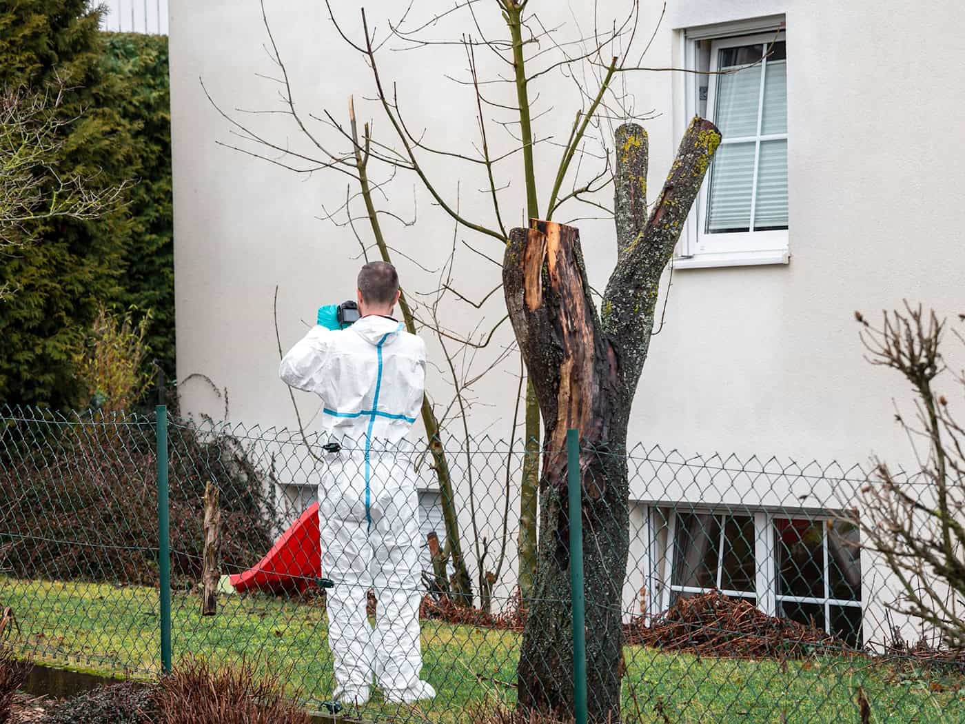 Nach dem Fund der Leichen sicherten Spezialisten Spuren rund um das Mehrfamilienhaus in Strullendorf. (Archivbild) / Foto: Daniel Vogl/dpa