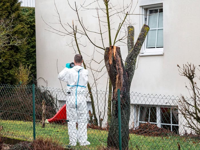 Nach dem Fund der Leichen sicherten Spezialisten Spuren rund um das Mehrfamilienhaus in Strullendorf. (Archivbild) / Foto: Daniel Vogl/dpa