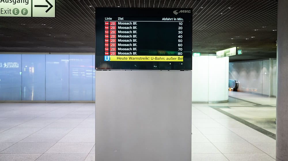 Eine Anzeigetafel in München.  / Foto: Lukas Barth-Tuttas/dpa