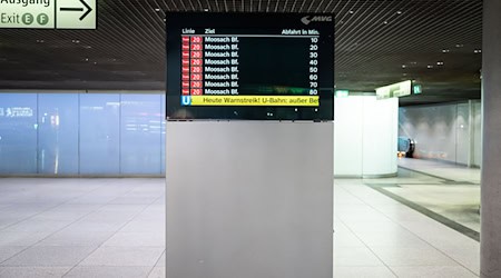 Eine Anzeigetafel in München.  / Foto: Lukas Barth-Tuttas/dpa