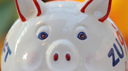 Das sprichwörtliche Sparschwein zahlt gar keine Zinsen. Doch auch bei den Banken sind die Erträge des angelegten Gelds unterschiedlich hoch. (Symbolbild) / Foto: Fredrik von Erichsen/dpa