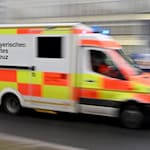 Die vier Verletzten wurden zur Behandlung ins Krankenhaus gebracht. (Symbolbild) / Foto: Peter Kneffel/dpa