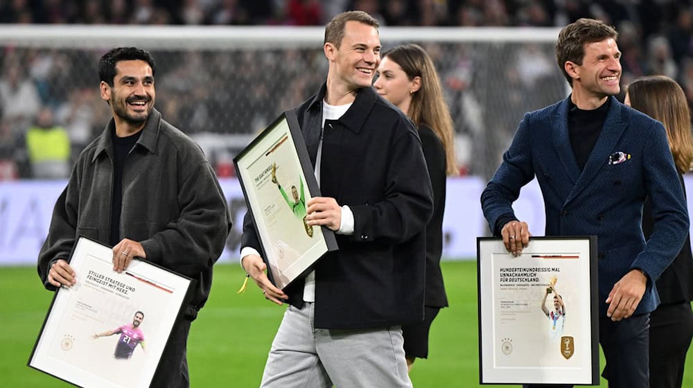 Manuel Neuer (m) verabschiedete sich schon aus dem DFB-Team. Gibt es eine überraschende Rückkehr? (Archivbild) / Foto: Sven Hoppe/dpa