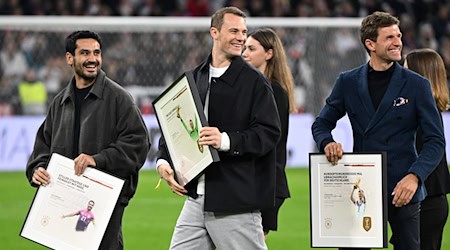 Manuel Neuer (m) verabschiedete sich schon aus dem DFB-Team. Gibt es eine überraschende Rückkehr? (Archivbild) / Foto: Sven Hoppe/dpa