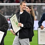 Manuel Neuer (m) verabschiedete sich schon aus dem DFB-Team. Gibt es eine überraschende Rückkehr? (Archivbild) / Foto: Sven Hoppe/dpa