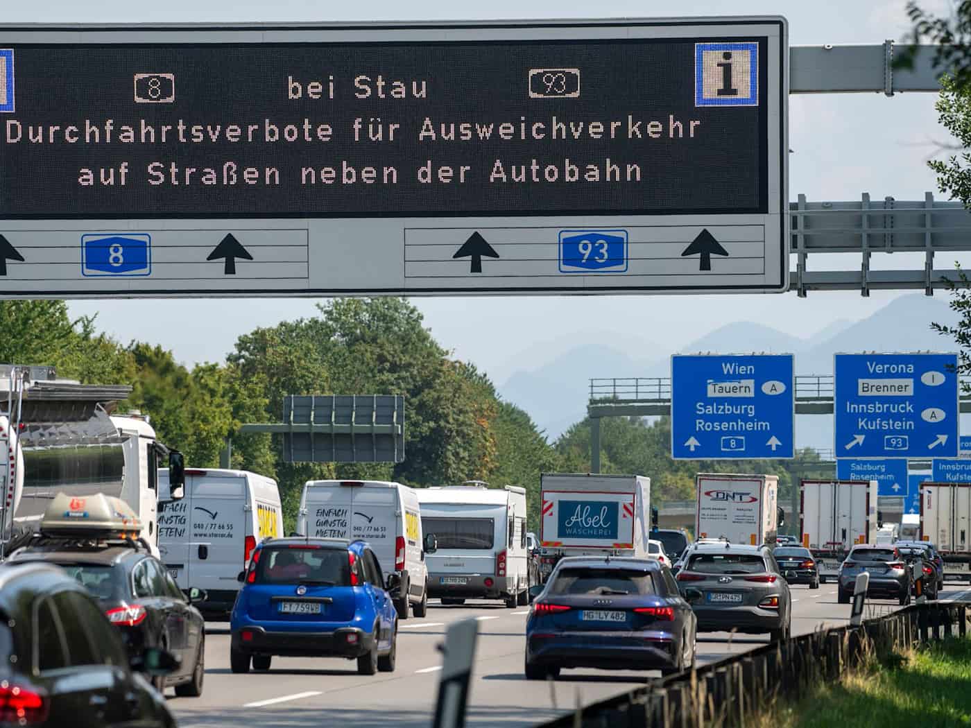 Nur bei Stau darf die Polizei Autofahrer auf die Autobahn zurückschicken. (Archivbild) / Foto: Stefan Puchner/dpa