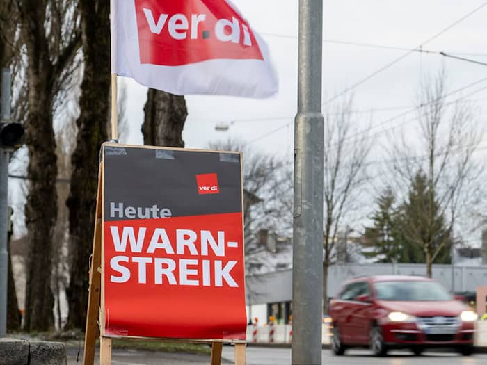 Am Freitag und Samstag will Verdi den Nahverkehr in mehr als einem Dutzend bayerischen Städten bestreiken. (Archivbild) / Foto: Stefan Puchner/dpa