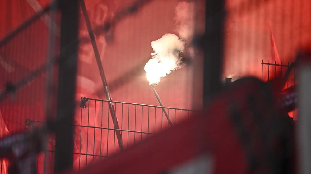 Der DFB bestraft den FC Bayern für Fehlverhalten Münchner Anhänger. (Archivbild) / Foto: Harry Langer/dpa