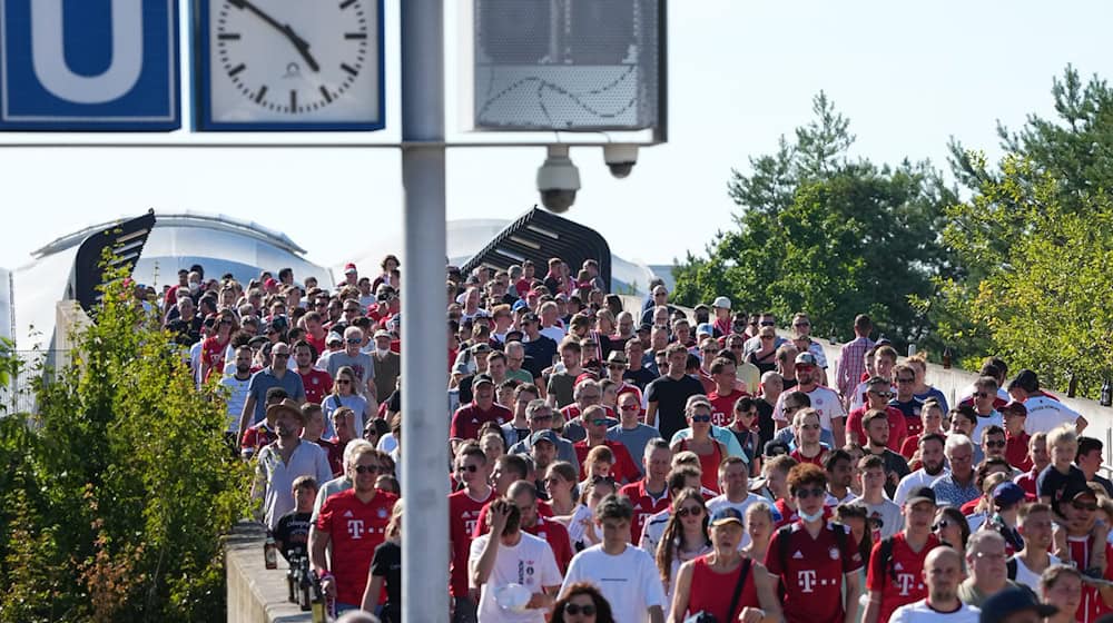 Wie kommen die Fans am Mittwoch zur Allianz Arena? Mit der U-Bahn dürfte das nicht gehen. (Archivbild) / Foto: Soeren Stache/dpa