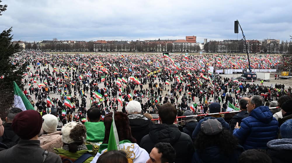 Bis zum Nachmittag zählte die Polizei bereits 200.000 Teilnehmer auf der Iran-Demo auf der Theresienwiese. / Foto: Felix Hörhager/dpa