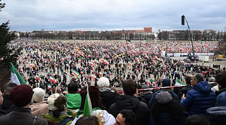 Bis zum Nachmittag zählte die Polizei bereits 200.000 Teilnehmer auf der Iran-Demo auf der Theresienwiese. / Foto: Felix Hörhager/dpa