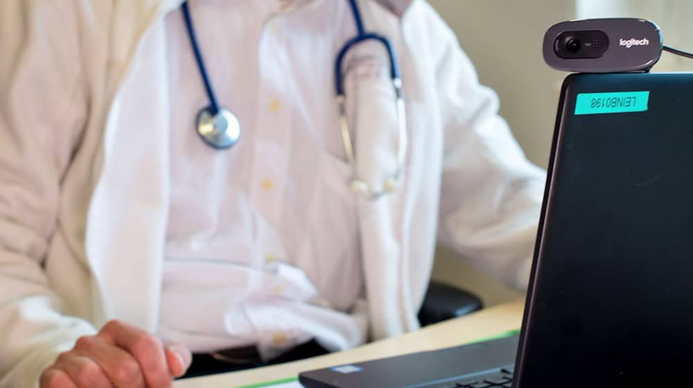 Per Gesetz ist Werbung für Fernbehandlungen grundsätzlich verboten. (Symbolbild) / Foto: Monika Skolimowska/dpa-Zentralbild/dpa