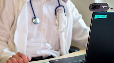 Per Gesetz ist Werbung für Fernbehandlungen grundsätzlich verboten. (Symbolbild) / Foto: Monika Skolimowska/dpa-Zentralbild/dpa