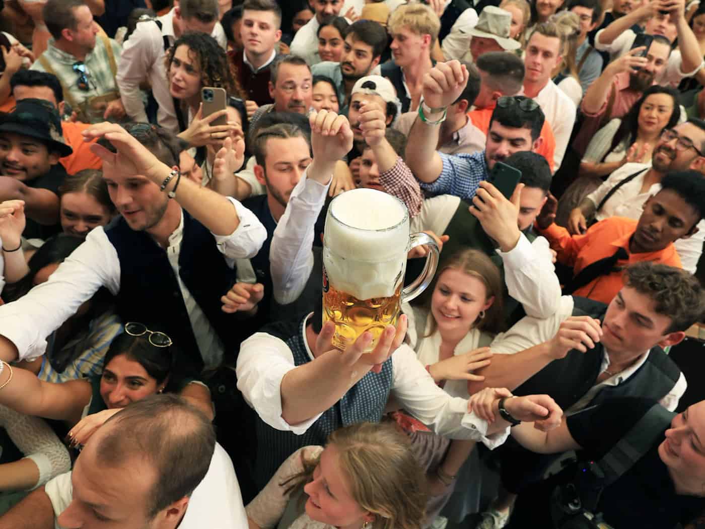 Die Plätze in den Bierzelten sind begehrt - aber Vorsicht vor Nepp bei der Reservierung. (Archivbild)   / Foto: Karl-Josef Hildenbrand/dpa