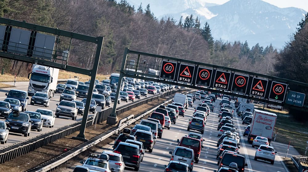 Auf den bayerischen Autobahnen dürfte es am kommenden Wochenende vielerorts voll werden. (Archivbild) / Foto: Matthias Balk/dpa