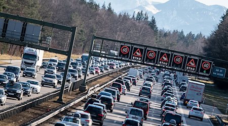 Auf den bayerischen Autobahnen dürfte es am kommenden Wochenende vielerorts voll werden. (Archivbild) / Foto: Matthias Balk/dpa