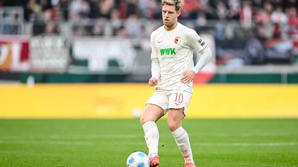 Seltenes Bild in dieser Saison: Arne Maier für den FC Augsburg am Ball. (Archivbild) / Foto: Harry Langer/dpa