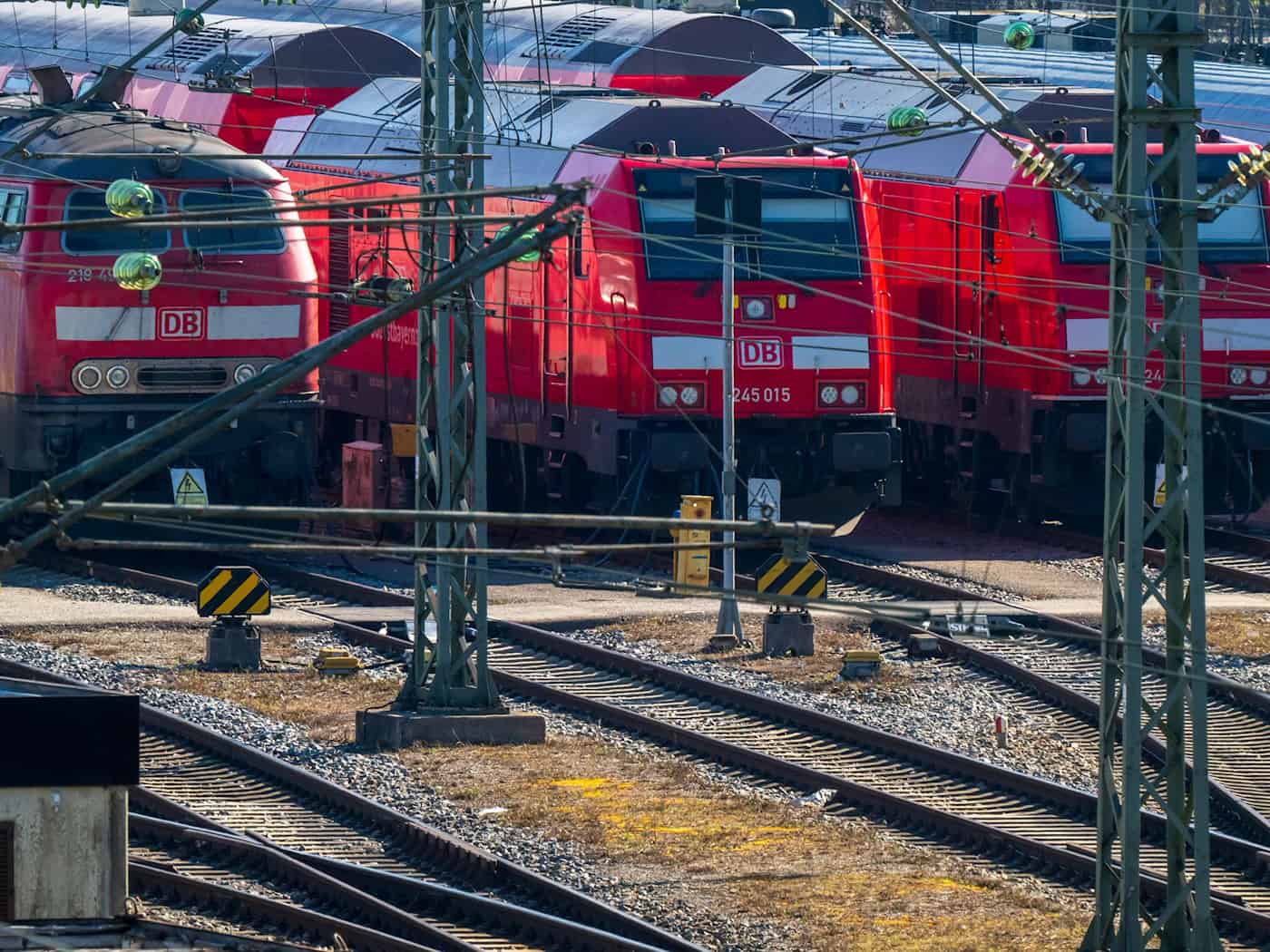 Züge der Regionalbahn. (Symbolbild) / Foto: Peter Kneffel/dpa