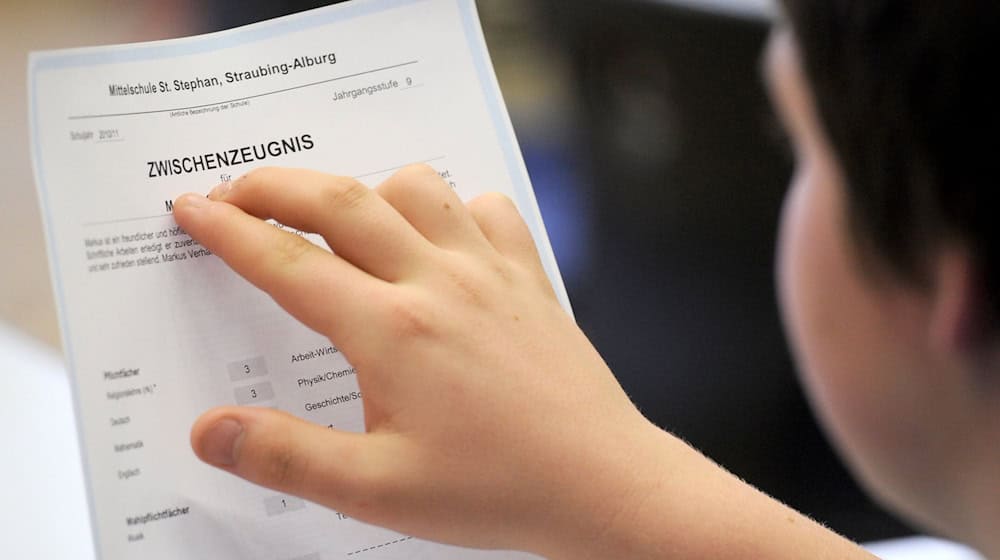 Viele Kinder und Jugendliche bekommen vor den Faschingsferien ihr Zwischenzeugnis. (Symbolbild) / Foto: picture alliance / dpa