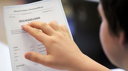 Viele Kinder und Jugendliche bekommen vor den Faschingsferien ihr Zwischenzeugnis. (Symbolbild) / Foto: picture alliance / dpa