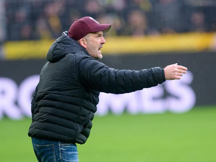 Augsburgs Trainer Manuel Baum war mit seiner Mannschaft in Dortmund gar nicht zufrieden. / Foto: Bernd Thissen/dpa