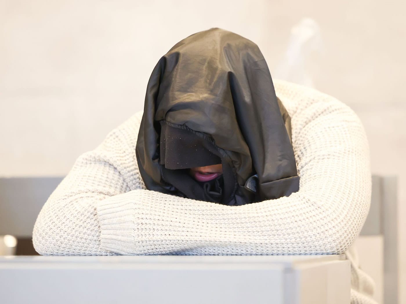 Die Staatsanwaltschaft wirft der 19-Jährigen vor, den Jugendlichen an einer Bushaltestelle in der Nähe des Brombachsees in Mittelfranken mit einem Taschenmesser erstochen zu haben. (Archivbild) / Foto: Daniel Löb/dpa