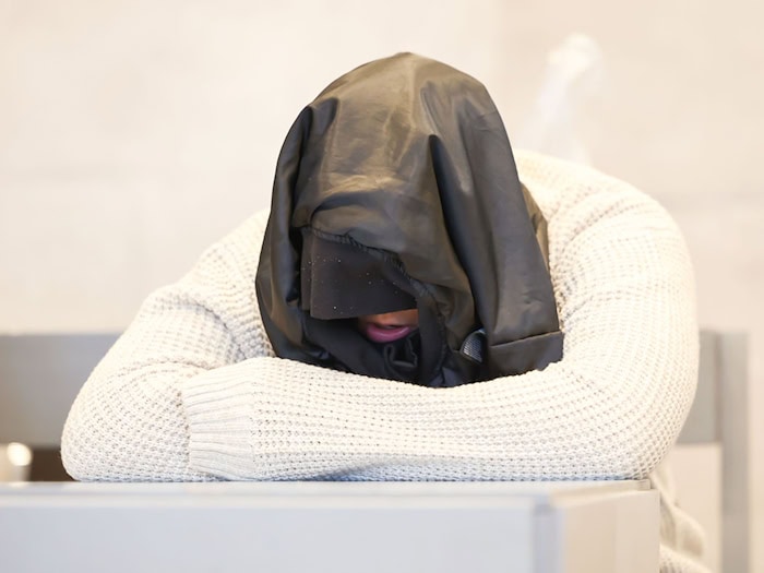 Die Staatsanwaltschaft wirft der 19-Jährigen vor, den Jugendlichen an einer Bushaltestelle in der Nähe des Brombachsees in Mittelfranken mit einem Taschenmesser erstochen zu haben. (Archivbild) / Foto: Daniel Löb/dpa