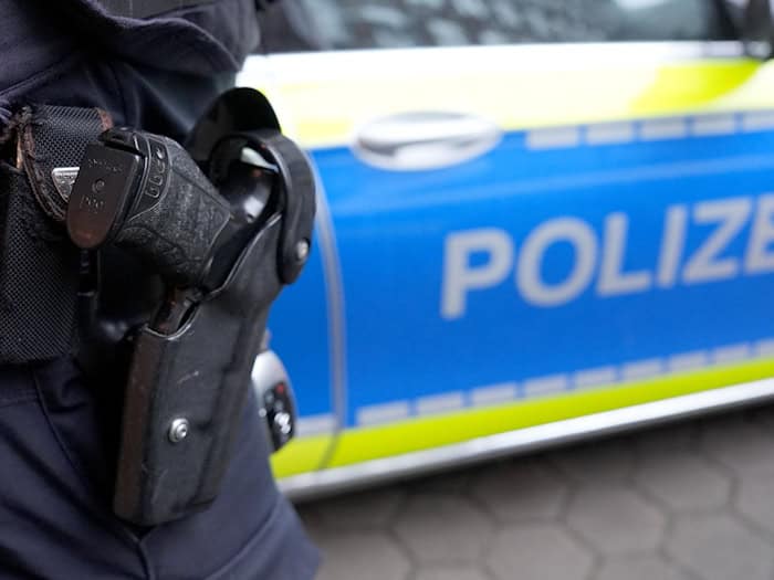 Mehrere Streifenwagen der Polizei sichern den Tatort in einer Münchner Wohnstraße ab, nachdem es zu einer handfesten Auseinandersetzung zwischen mehreren Menschen gekommen ist. (Symbolbild) / Foto: Marcus Brandt/dpa