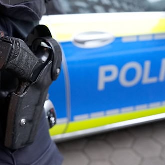 Mehrere Streifenwagen der Polizei sichern den Tatort in einer Münchner Wohnstraße ab, nachdem es zu einer handfesten Auseinandersetzung zwischen mehreren Menschen gekommen ist. (Symbolbild) / Foto: Marcus Brandt/dpa