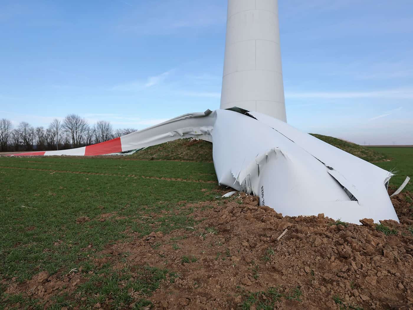 Ein havariertes Rotorblatt bei Berching in der Oberpfalz. / Foto: Daniel Löb/dpa