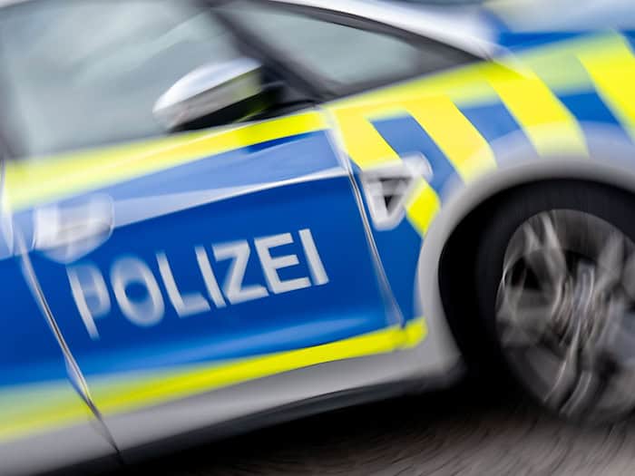 Nach einer rasanten Flucht vor einer Verkehrskontrolle prallte ein 16-Jähriger in Eisingen mit seinem Leichtkraftrad gegen ein Polizeiauto. (Symbolbild) / Foto: Hendrik Schmidt/dpa