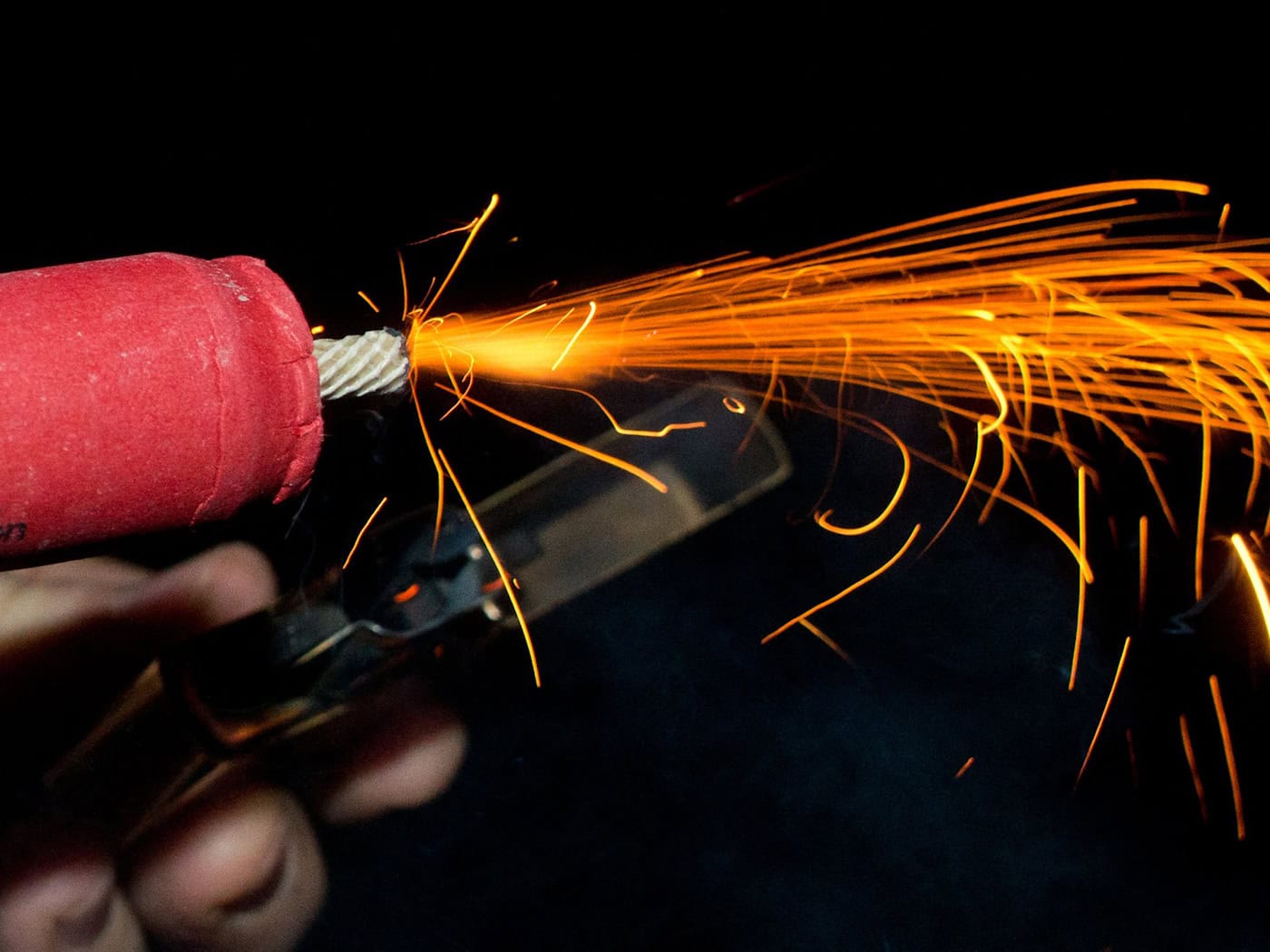 Ein 17-Jähriger wirft am Eingang des Festzeltes einen Böller und verletzt damit eine Frau. (Symbolbild) / Foto: Patrick Pleul/dpa-Zentralbild/dpa