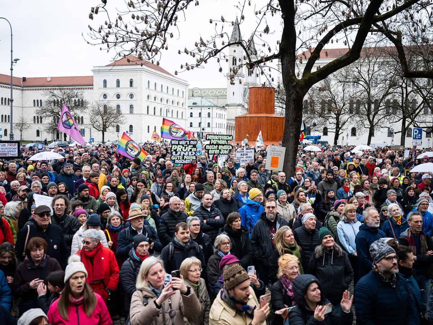 Laut Polizei verlief die Versammlung störungsfrei.  / Foto: Lukas Barth-Tuttas/dpa