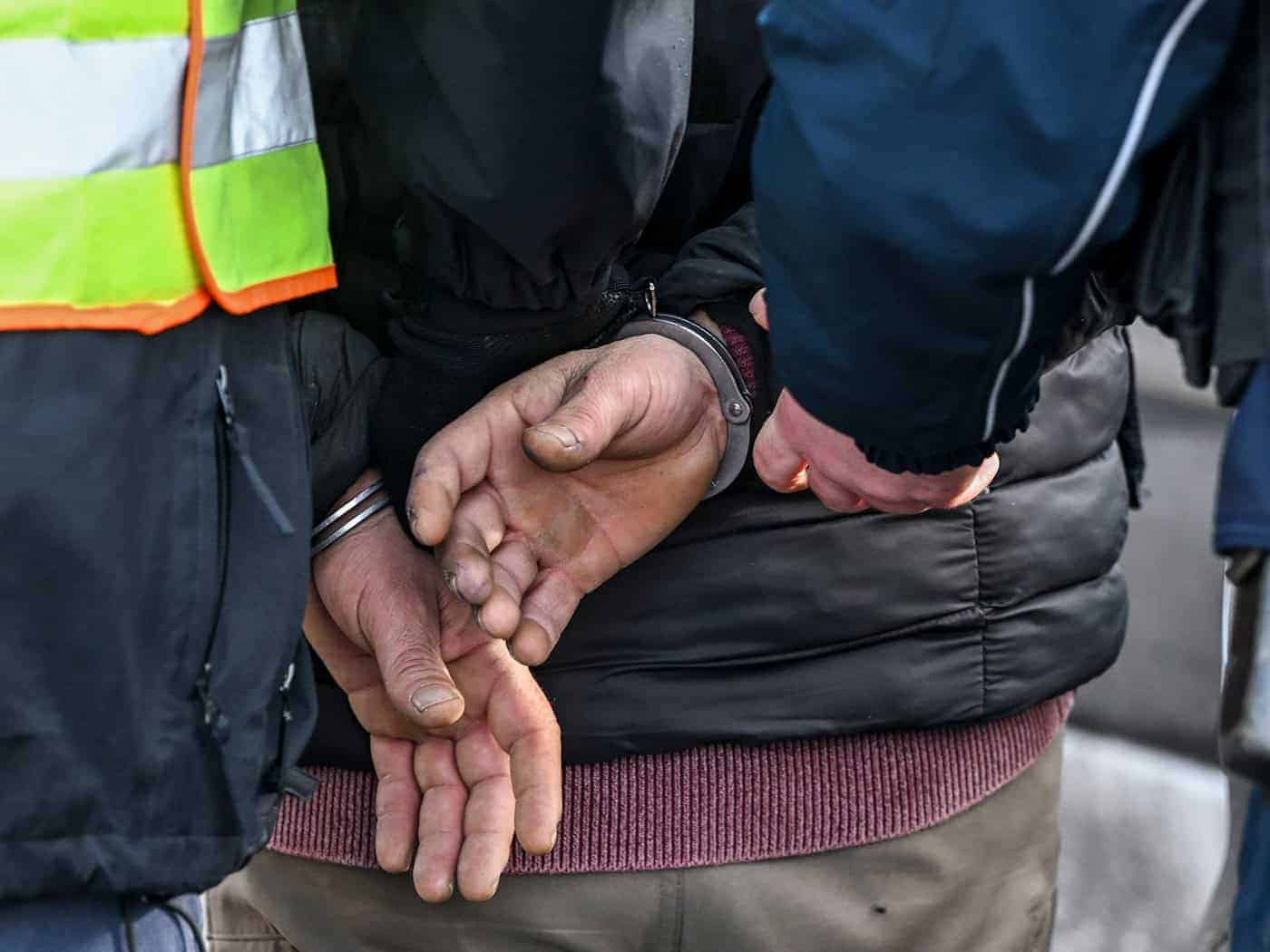 Die Bundespolizei konnte nach einer Fahndung zwei Tatverdächtige festnehmen. (Symbolbild) / Foto: Jens Kalaene/dpa