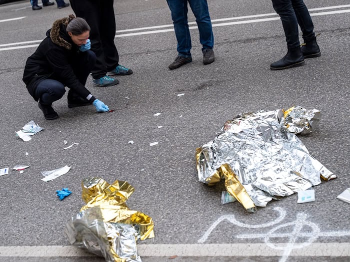 Nach dem Vorfall sichern Beamte am Tatort Spuren.  / Foto: Peter Kneffel/dpa