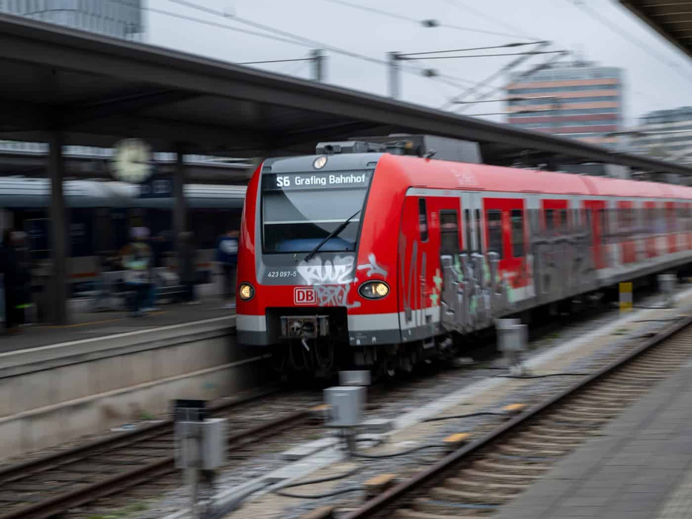 Künftig sollen Fahrgäste von Wasserburg bis München durchgängig mit der S-Bahn fahren. Der bisherige Umstieg in Ebersberg entfällt. (Symbolbild) / Foto: Peter Kneffel/dpa