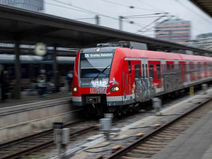 Künftig sollen Fahrgäste von Wasserburg bis München durchgängig mit der S-Bahn fahren. Der bisherige Umstieg in Ebersberg entfällt. (Symbolbild) / Foto: Peter Kneffel/dpa