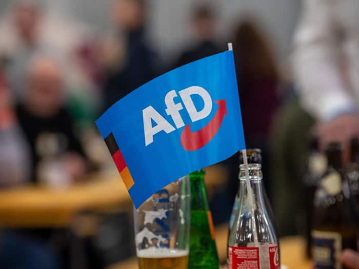 Die AfD in Bayern forderte 25 Cent Pfand pro Glasflasche und 5 Euro pro Getränkekiste - ohne Erfolg. Weder der Landtag noch der Verband Privater Brauer gingen bei der Forderung mit. (Illustration)  / Foto: Harald Tittel/dpa