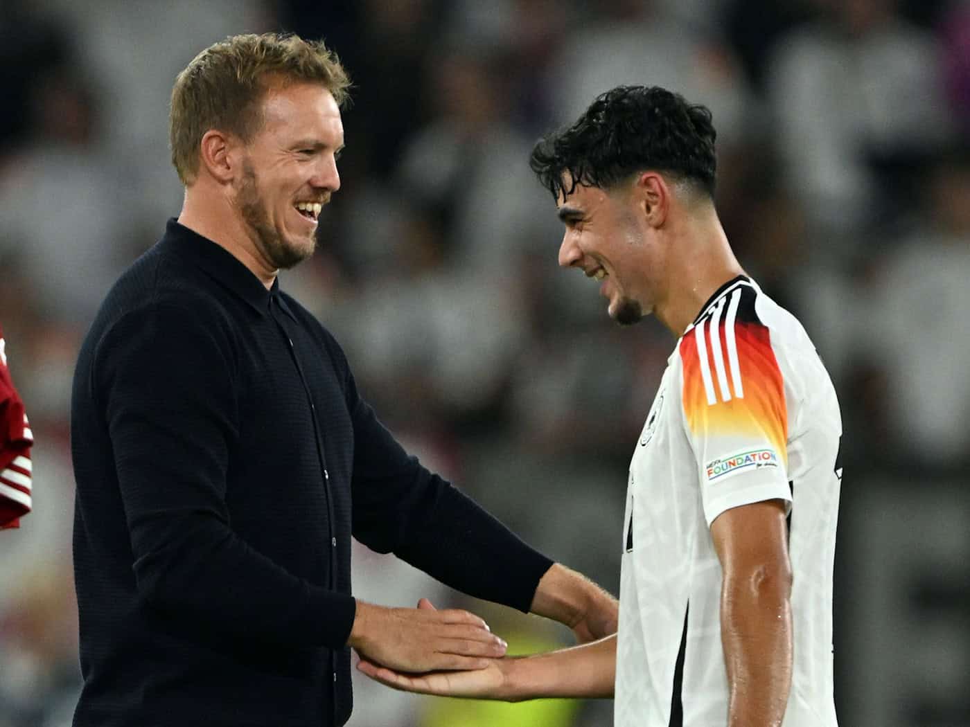 Bundestrainer Julian Nagelsmann setzt auf Aleksandar Pavlovic (r) im WM-Jahr. (Archivbild) / Foto: Federico Gambarini/dpa